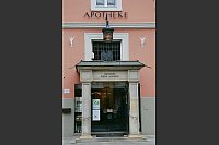 Eingangsportal: So sieht heute die Melmsche Hirschapotheke an der Hauptstraße aus. - © Sigurd Gringel