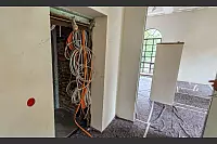In der ersten Etage wird der Fahrstuhlschacht nicht verschwinden. Er wird zum Abstellraum. Die alte Tür wird wieder davor angebracht. - © Kathrin Weege
