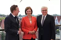 Bundespräsident Frank-Walter Steinmeier kommt zum Sommerinterview in den Lippischen Hof in Bad Salzuflen. ZDF-Moderation Bettina Schausten führt das Interview, das für das Politmagazin "Berlin direkt" aufgezeichnet wurde. - © Heidi Stork