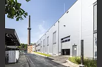 Für die Möllergroup selbst steht auf dem Gelände etwas zurückliegend eine Produktionshalle – mit PV-Anlage, Retentionsdach und Luftwasserwärmepumpe mit Heiz- und Kühlsegel. - © Jörg Dieckmann