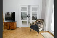 Hinter der im alten Stil nachgebauten Schiebet&uuml;r liegt die neue, moderne K&uuml;che. Den Designersessel hat sich die Hausherrin zum Einzug geg&ouml;nnt. - &copy; Andreas Zobe