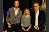 Hart aber Pawellek: Frank Plasberg und seine Frau Anne Gesthuysen plaudern mit Louis Pawellek im Kurtheater. - © Thomas Krügler