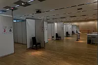 So sieht es im Impfzentrum Lippe aus. - © Jannik Stodiek