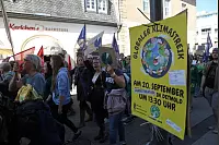 Klima retten: Rund 2000 Menschen gehen in Detmold bei der bislang größten "Fridays for Future"-Demo auf die Straße. - © Bernhard Preuss