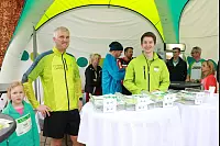 Startklar: Beim achten AOK-Firmenlauf haben zahlreiche Sportler dem Regen getrotzt. - © Yvonne Glandien