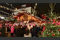 Ingesamt 67 liebevoll geschmückte Holzbuden warten auf die Besucher. - © Melanie Meyer