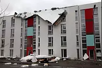 An der Bielefelder Straße in Detmold hat der Sturm große Teile der Dachdeckung des Studentenwohnheims losgerissen. Etliche der quadratmetergroßen Styroporplatten sind teils mehr als 100 Meter weit geflogen und liegen auf der Straße und in den Gärten. - © Bernhard Preuss