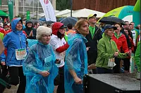 Startklar: Beim achten AOK-Firmenlauf haben zahlreiche Sportler dem Regen getrotzt. - © Yvonne Glandien