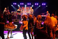 Schwungvoll: Tanzende Paare wirbeln beim Konzert der "Rockin' Rebels" &uuml;ber den ausgelegten Boden vor der B&uuml;hne. - &copy; Foto: Pinsch