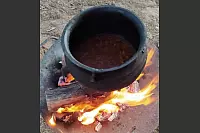 Hin und wieder wird auch draußen gekocht. Guiso nennt sich das Gericht und ist eigentlich ein Eintopf, den Elli und Ernst Pankratz noch etwas verfeinern. - © Pankratz