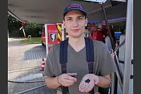 Der Lippische Feuerwehrverband feiert sein 150-jähriges Bestehen mit einem großen Familientag im Feuerwehrausbildungszentrum Brake. Das "Coldcut Cobra"-Team zeigt seine Arbeit mit dem Schneidlöschgerät. - © Thomas Krügler