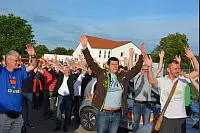 WAVE-TROPHY 2016 - Größte E-Automobilrallye tankt in Dörentrup auf.
Weltrekord mit den meisten zeitgleich aufgeladenen Elektrofahrzeugen mit erneuerbaren Energien geschafft. Viele verschiedene E-Fahrzeuge wurden präsentiert. - © Tanja Watermann