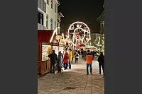 Durch die Straßen der Altstadt zieht sich ein "Band" von Buden und anderen Attraktionen. - © Melanie Meyer
