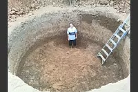 Dieses Foto entstand beim Bau einer Zisterne für ca. 37.000 Liter Wasser. Am Haus gibt es zwei davon. Das Regenwasser wird immer aufgefangen, es gibt in der Kolonie keine Wasserwerke für die öffentliche Versorgung. - © Pankratz