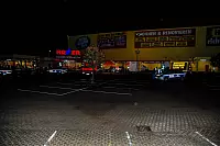 Die Schüsse auf das männliche Opfer fielen auf dem Parkplatz des Möbelhauses in Leopoldshöhe-Asemissen. Die Mordkommission nahm noch am Abend die Ermittlungen auf. - © Christian Mathiesen