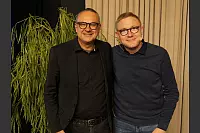Hart aber Pawellek: Frank Plasberg und seine Frau Anne Gesthuysen plaudern mit Louis Pawellek im Kurtheater. - © Thomas Krügler