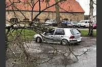 Auf dem Parkplatz vor dem Rathaus in Schieder ist ein Golf von einer umgestürzten Birke begraben worden. - © Jörg Bierwirth