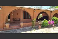 Das Haus in der Kolonie Neuland im Dorf Neuendorf. Ganz typisch sind die weit nach vorne gezogenen Dächer, die in der Hitze Schatten spenden. - © Pankratz