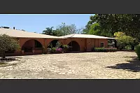 Das Haus in der Kolonie Neuland im Dorf Neuendorf. Ganz typisch sind die weit nach vorne gezogenen Dächer, die in der Hitze Schatten spenden. - © Pankratz