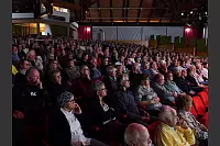 Hart aber Pawellek: Frank Plasberg und seine Frau Anne Gesthuysen plaudern mit Louis Pawellek im Kurtheater. - © Thomas Krügler