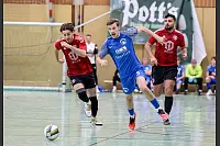 Lemgos Tjark Thore H&ouml;ftmann setzt sich gegen Azad Omar (rechts) und Edon Rexhepi vom FC Besa durch. - &copy; Paul Cohen