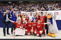 2019: Seiner Favoritenrolle wird erneut der FC Donop/Voßheide gerecht. Beim 3:0 im Endspiel gegen TSV Sabbenhausen treffen Tina Rother, Charlotte Meier und Milena Szymkowiak. Landrat Dr. Axel Lehmann lobt bei der Siegerehrung die Stimmung in der Halle: "Die ist einmalig." 
 - © Paul Cohen