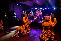 Schwungvoll: Auch der einsetzende Regen kann die leidenschaftlichen T&auml;nzer nicht von einer gro&szlig;en Party mit den "Rockin' Rebels" abhalten. - &copy; Foto: Pinsch