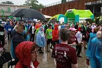 Startklar: Beim achten AOK-Firmenlauf haben zahlreiche Sportler dem Regen getrotzt. - © Yvonne Glandien