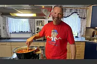 Tag 1 mit Gastgeber István aus Spenge. Bei ihm gibt es ungarische Spezialitäten und mit einem Baumstriezel-Workshop eine echte Premiere in der "Vox"-Kochshow. - © RTL / ITV Studios Germany