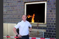 Der Lippische Feuerwehrverband feiert sein 150-jähriges Bestehen mit einem Familientag am Feuerwehrausbildungszentrum Brake. Falco Schneider leitet die Brandsimulationsanlage. - © Thomas Krügler
