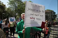 Klima retten: Rund 2000 Menschen gehen in Detmold bei der bislang größten "Fridays for Future"-Demo auf die Straße. - © Bernhard Preuss
