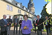 Den Bienen sei Dank: Prinzessin Traute zur Lippe freut sich über Honig und Obst aus der Heimat. Für den Erhalt des Lebensraums der Insekten wollen sich die Lipper stark machen. Von links: Günter Puzberg, Dieter Hagedorn, Günter Weigel, Helmut Diekmann, Dirk Sprute, Friedrich Brakemeier und Friedrich-Wilhelm Meierjohann. - © Foto: Gerstendorf-Welle