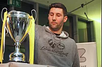 Stargast Stephan Salger zieht die Paarungen der Männermannschaften des LZ-Cups. - © Vera Gerstendorf-Welle