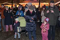 Beifall an der B&uuml;hne: Erstmals war eine B&uuml;hne auf dem Amtsgarten aufgebaut und sie war stets dicht umlagert. Insgesamt traten an den beiden Tagen acht Ensembles auf. - &copy; Sibylle Kemna