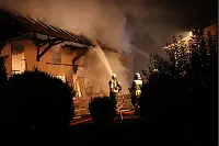 Feuerwehr im Einsatz: In Müssen in der Wöhlerstraße brennt eine Scheune. - © Patrick Bockwinkel
