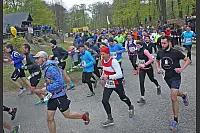 Mehr als 7.000 L&auml;ufer starteten zum 45. Hermannslauf am Hermannsdenkmal in Detmold. - &copy; Sarah Jonek