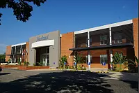 Die 2024 eingeweihte neue Administration von Neuland mit dem deutschen Konsulat sowie einer Bank im selben Gebäude. - © Pankratz