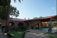 Die Kolonie verfügt sogar über ein eigenes Hotel namens "Boqueron" mit 22 Zimmern. Es soll ausgebaut werden, denn die Nachfrage nach Übernachtungsmöglichkeiten wird auch durch das neue Strahlenzentrum immer größer. - © Pankratz