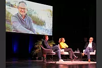 Hart aber Pawellek: Frank Plasberg und seine Frau Anne Gesthuysen plaudern mit Louis Pawellek im Kurtheater. - © Thomas Krügler