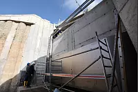 Einbau der Schütztafel in den Staudamm Schieder-See. - © Bernhard Preuss