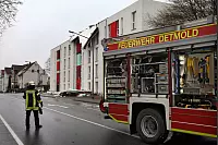 An der Bielefelder Straße in Detmold hat der Sturm große Teile der Dachdeckung des Studentenwohnheims losgerissen. Etliche der quadratmetergroßen Styroporplatten sind teils mehr als 100 Meter weit geflogen und liegen auf der Straße und in den Gärten. - © Bernhard Preuss