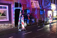 Der Wagen fuhr ein ein Ladengesch&auml;ft auf der Westerbachstra&szlig;e in H&ouml;xter - &copy; Simone Kube