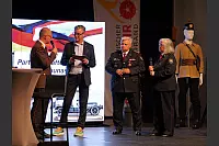 150 Jahre Lippischer Feuerwehrverband: Kommandant Johann Ritzinger aus Murau/Österreich, Moderator Markus Knoblich, Oberst Vidas Barauskas und Dolmetscherin Zita Breken (von links) - © Thomas Krügler