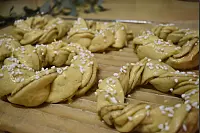 Der Hefeteig wird zu kleinen Kr&auml;nzen geformt und mit Hagelzucker bestreut. - &copy; Veronika Kinsfator