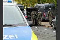 SEK-Kräfte rüsten sich aus. - © Ralph Meyer