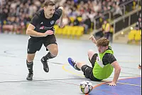 Michael Reger vom FSV Pivitsheide &uuml;berwindet den herauseilenden Torh&uuml;ter der SV SV Diestelbruch-Mosebeck, Magnus Kemna. - &copy; EGON PENNER