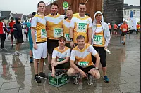 Startklar: Beim achten AOK-Firmenlauf haben zahlreiche Sportler dem Regen getrotzt. - © Yvonne Glandien