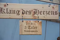 Besucher trotzen beim Bardentreff und Kl&auml;schen in Horn dem Regen. - &copy; Raphael Bartling