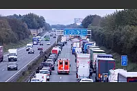 Tödlicher Unfall auf der A2 bei Gütersloh: Ein Sattelzug gerät aus unbekannten Gründen auf den Standstreifen. Ein Straßenwärter starb. - © Patrick Menzel
