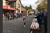 Stephanie Strate von der SV Brackwede kommt als erste Frau in Oerlinghausen an. - © Karolina Schmidt